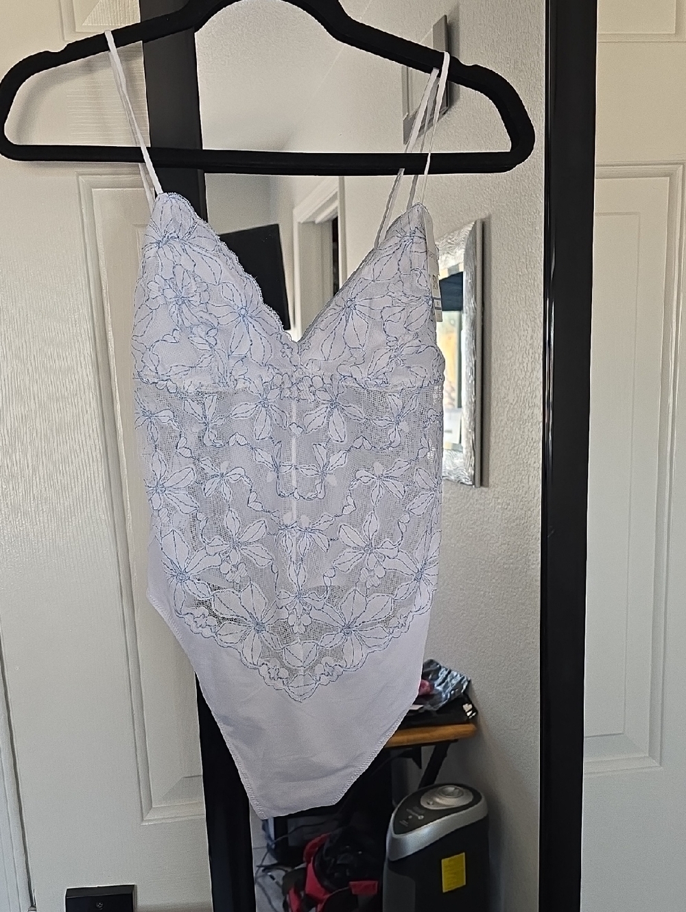 Lace-Embroidered Handkerchief Hem Cami Sz Xl Nwt